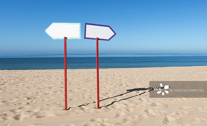 海滩上的两个箭头标志图片素材