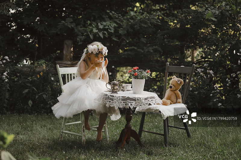 在花园里参加茶话会的女孩图片素材
