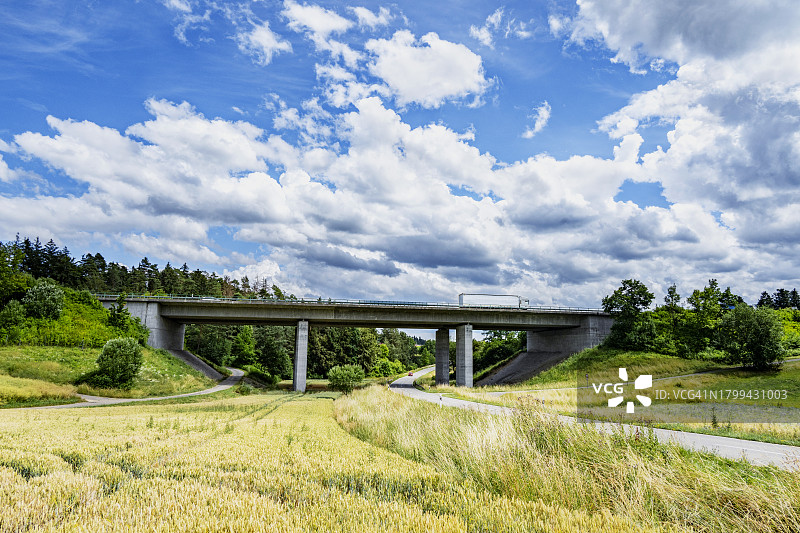 半挂卡车驶过高速公路桥图片素材