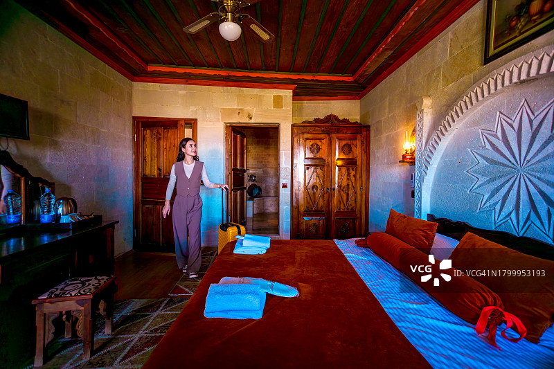 游客女人进入酒店房间图片素材