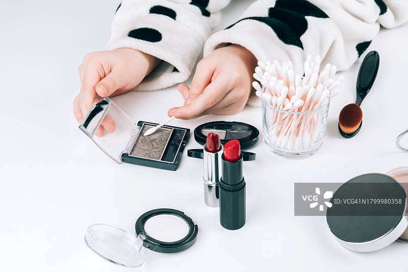 桌子上的镜子和化妆品（无人）图片素材