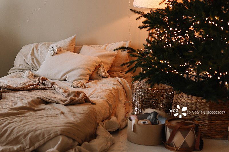 圣诞节室内装饰概念：圣诞背景，装饰过的卧室，圣诞树和墙上的纸星星装饰，冬季节日乡村住宅，留白图片素材