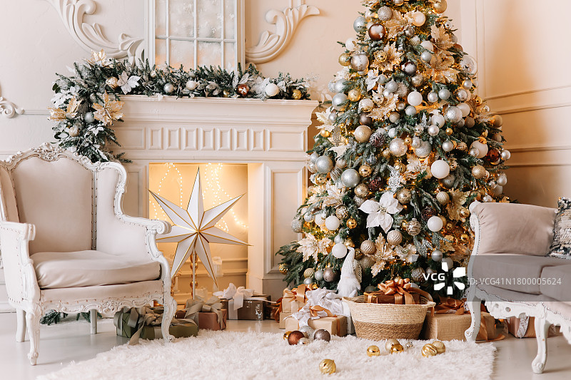 圣诞节室内装饰概念：圣诞背景，装饰过的客厅，壁炉和圣诞树，圣诞球和花环，冬季，留白，新年图片素材