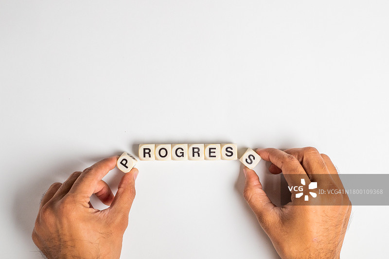 骰子上带有手和“进度”字样图片素材