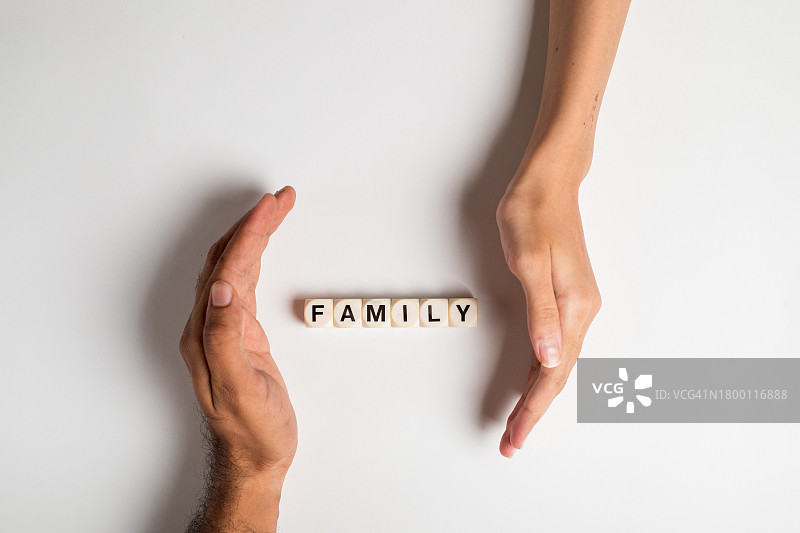 双手呵护家庭图片素材