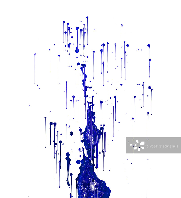蓝色油漆滴落在白色墙壁上图片素材