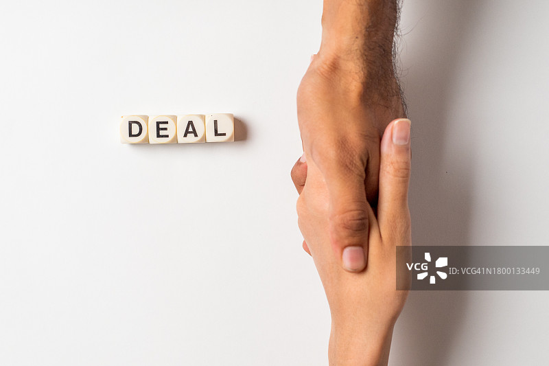男女为已签署的交易握手图片素材