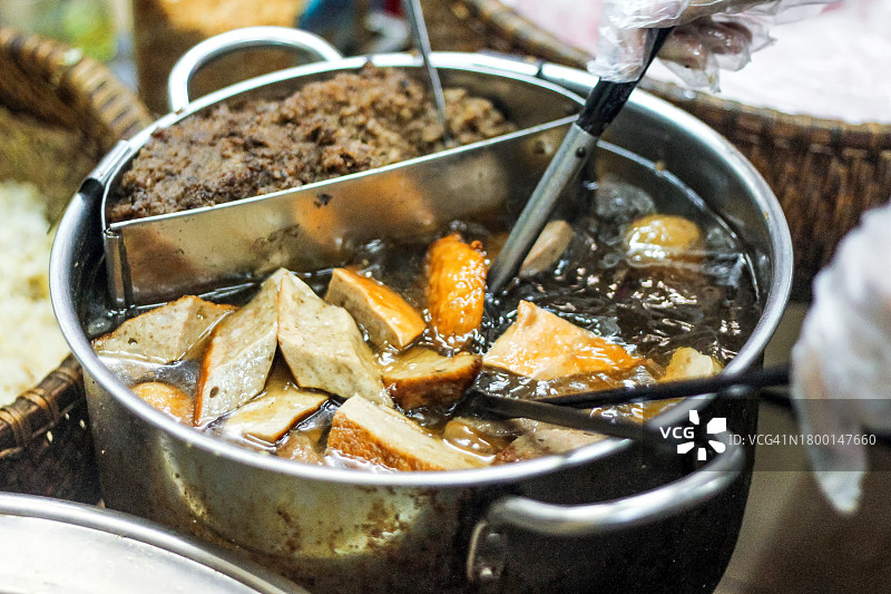 热气腾腾的肉酱和烤猪肉酱砂锅图片素材