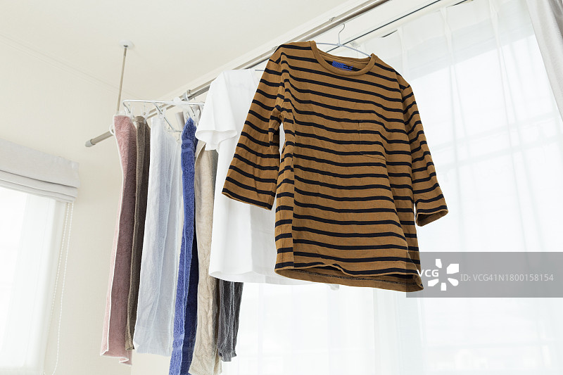 室内晾晒衣物图片素材