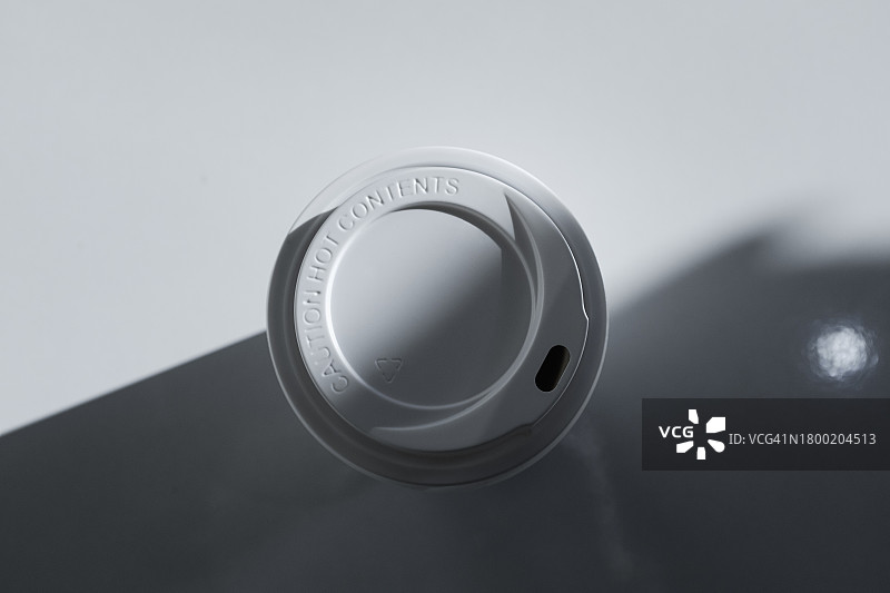 时尚咖啡馆白色桌子上的外带热咖啡或茶一次性杯子图片素材