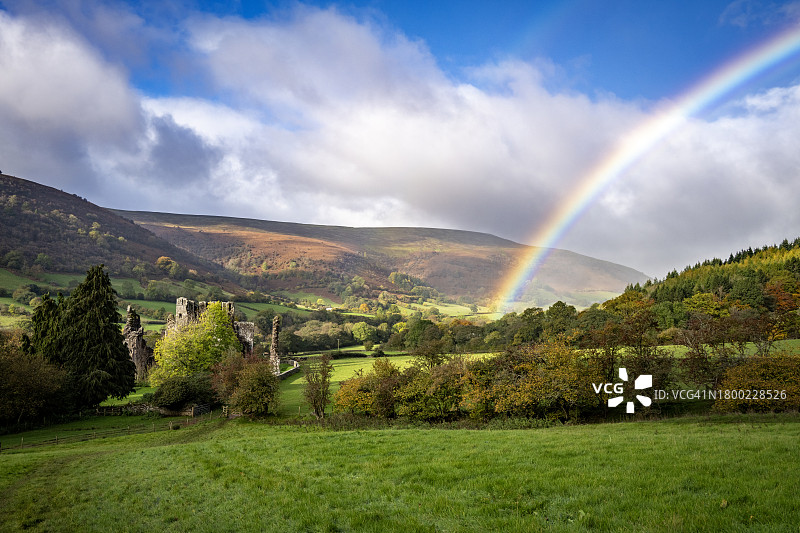 威尔士布雷肯比肯斯国家公园的Llanthony山谷和修道院图片素材