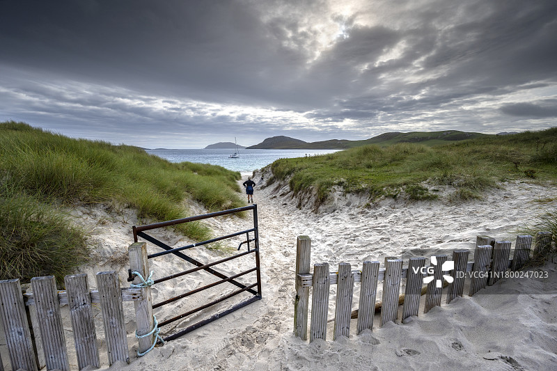 在苏格兰外赫布里底群岛巴拉岛Vatersay海滩上的女人图片素材