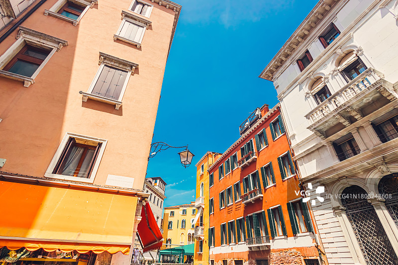 阳光明媚的帕尔马历史街区图片素材