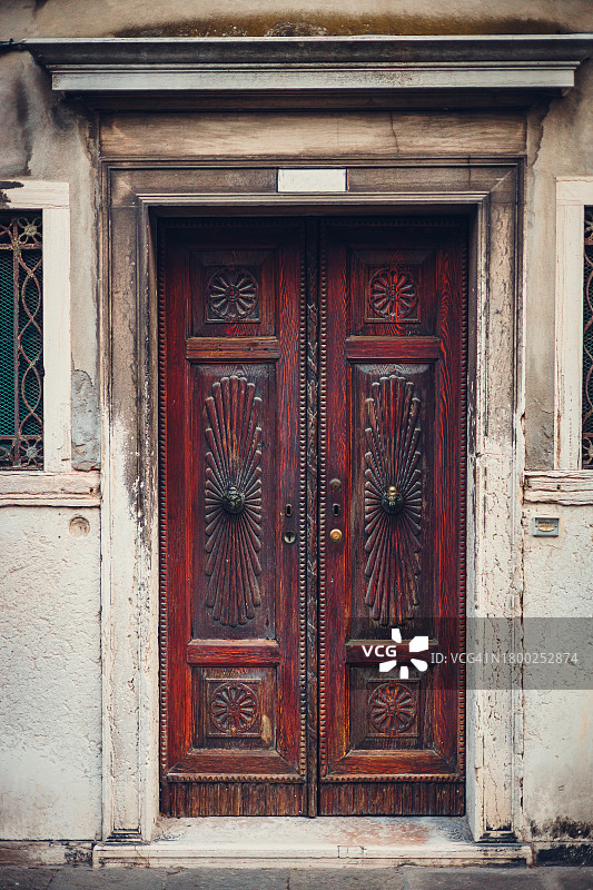 意大利威尼斯经典木质双开门图片素材