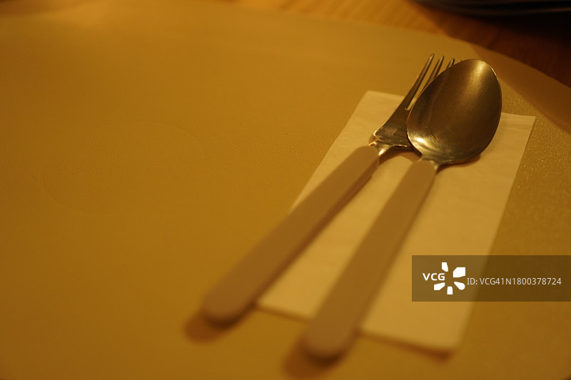 餐巾纸上的不锈钢餐具刀叉图片素材