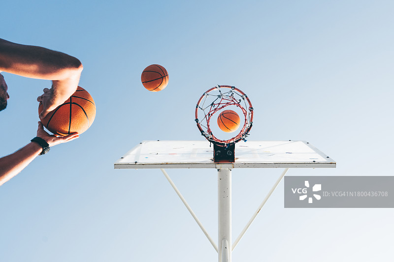 男人打篮球，投篮入筐图片素材