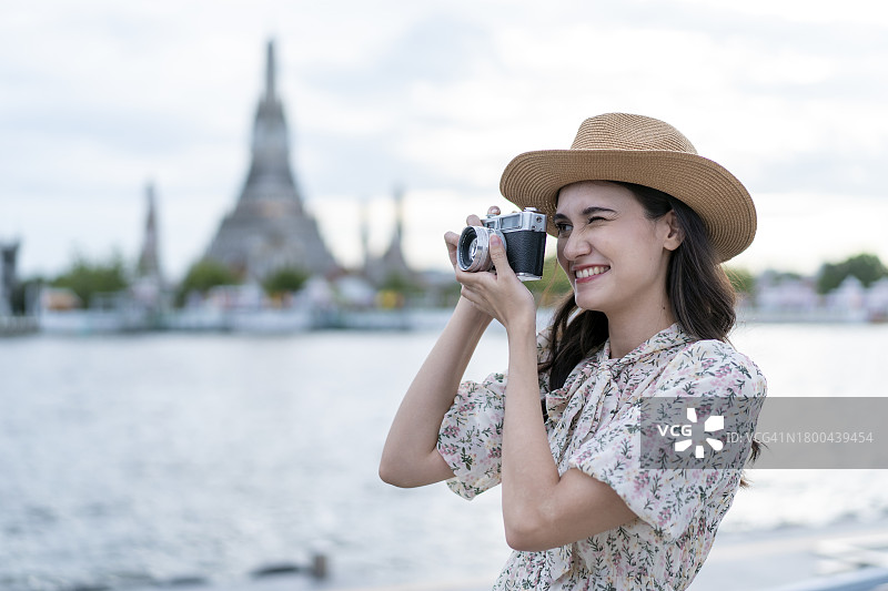 女子在日落时拍摄城市图片素材
