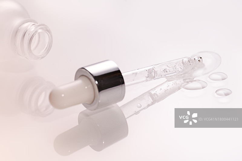 滴管特写：含氧气泡的精华液图片素材