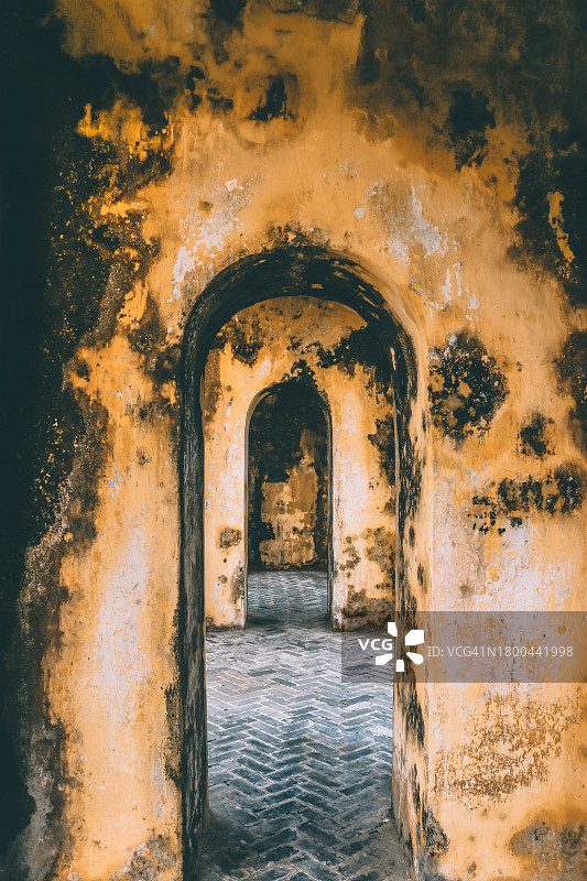 黄色的风化拱形门图片素材