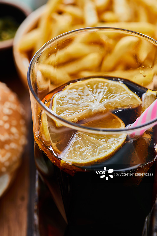 玻璃杯中加柠檬片的清凉可乐图片素材