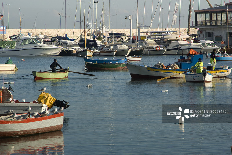 意大利巴里老港口的船只图片素材