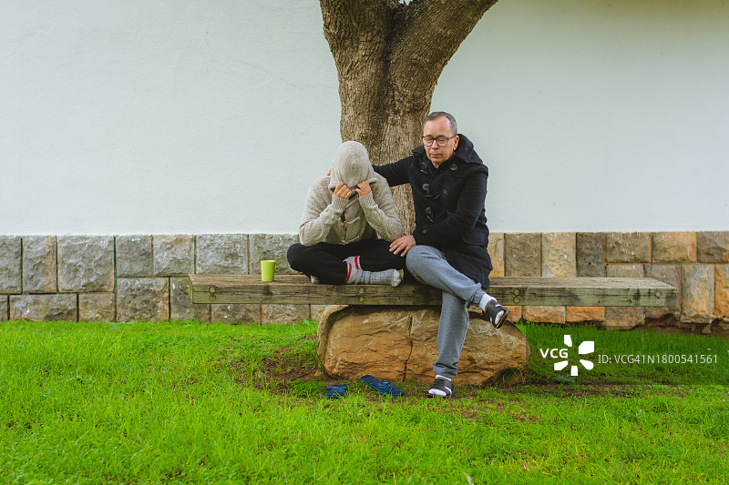 父亲给予儿子情感支持图片素材