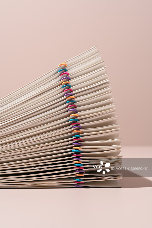 用彩色回形针整理的堆叠纸质文件图片素材