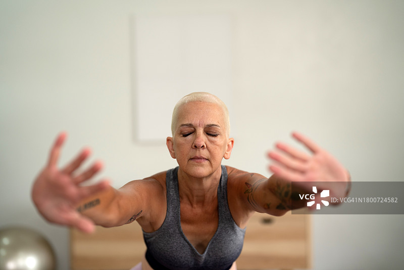 成熟女人练习瑜伽放松时的专注面部表情图片素材