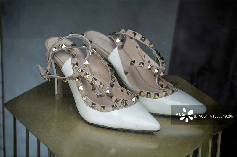 雨中金字塔铆钉高跟鞋图片素材