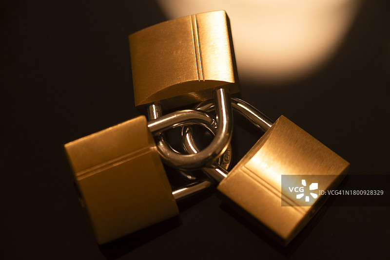 三个互锁的挂锁图片素材