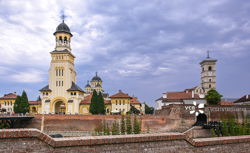 阿尔巴尤利亚的东正教“加冕大教堂”(左)和罗马天主教“圣迈克尔大教堂”,位于罗马尼亚特兰西瓦尼亚阿尔巴县图片素材
