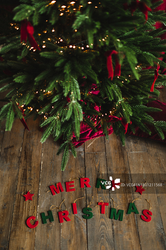 旧木背景上的红绿色毛毡圣诞快乐字样图片素材