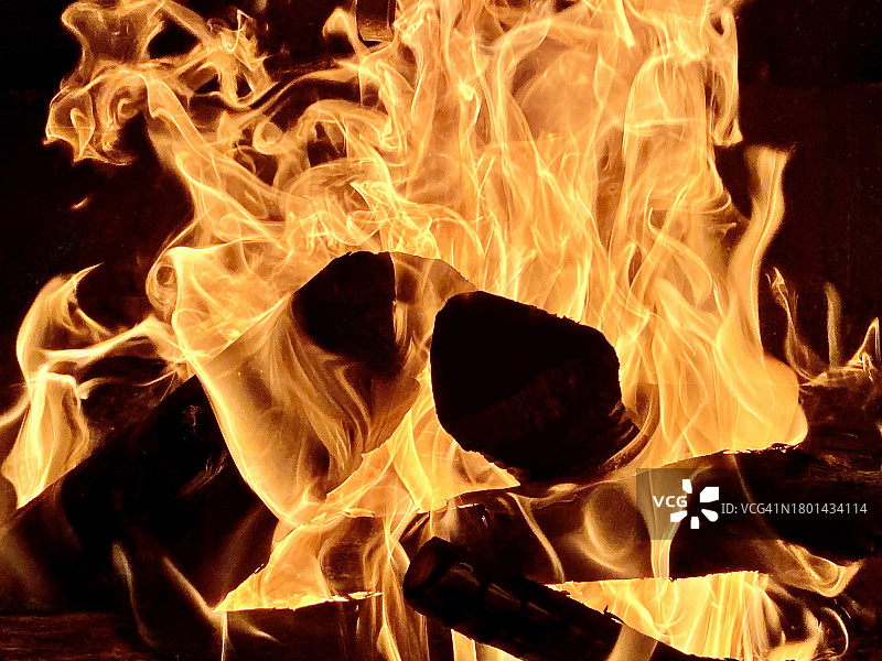 壁炉中燃烧的木柴图片素材