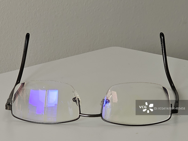 桌子上的眼镜图片素材