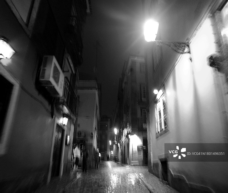 葡萄牙里斯本巴伊鲁 Alto 区夜景街道黑白照片图片素材
