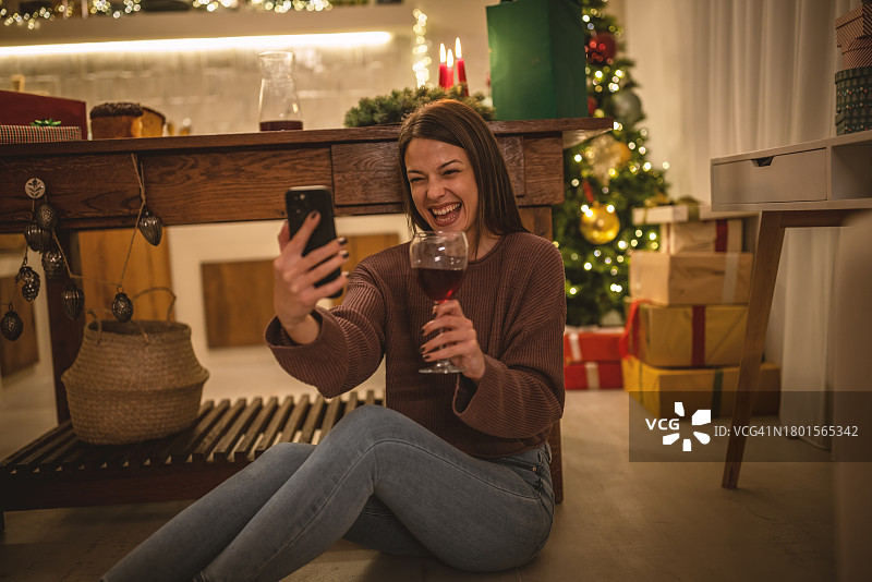 圣诞之夜，女人正在打电话图片素材