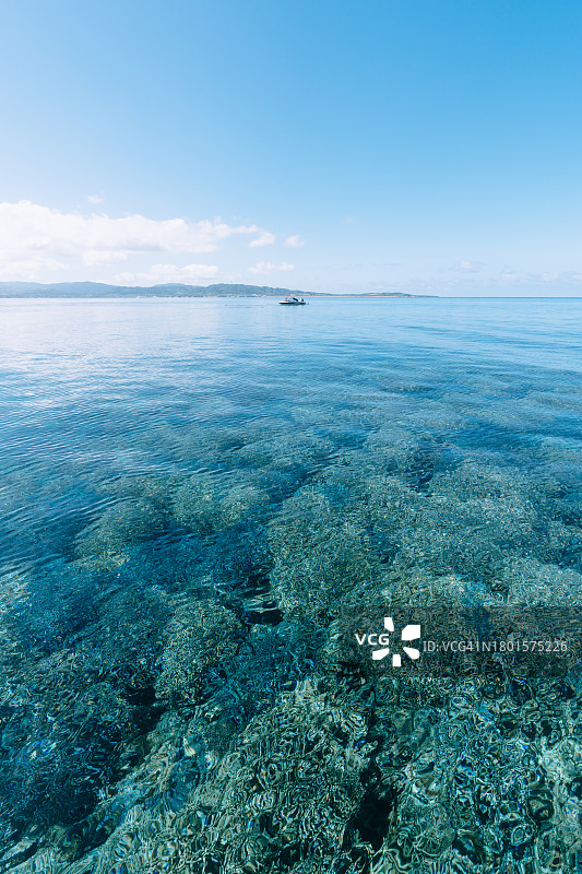 日本冲绳清澈的热带海水和珊瑚礁图片素材