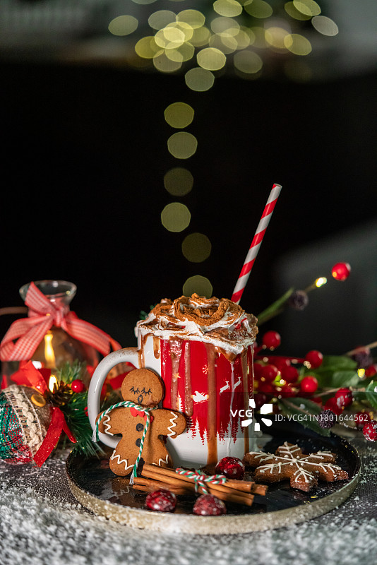 圣诞主题奶油饮品桌上虚化背景竖版图片素材