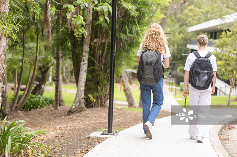 在校园里一起散步的大学女生图片素材