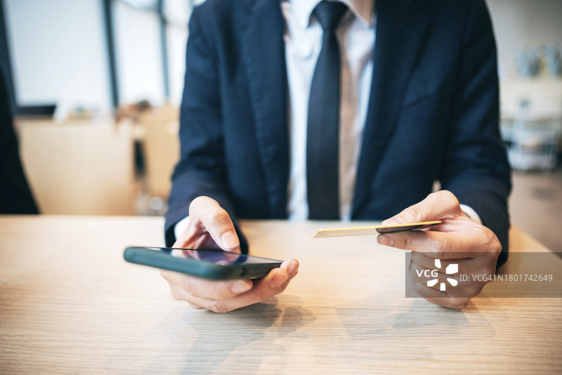 商人在咖啡馆用信用卡网购图片素材