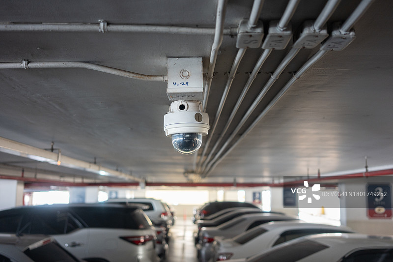 购物中心或办公室停车场的监控摄像头图片素材