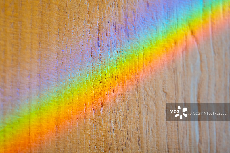 木质背景上的彩虹光图片素材