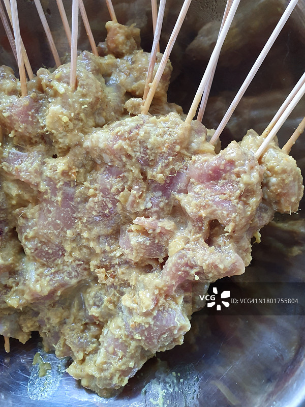 准备烤制的生鸡肉沙爹特写图片素材