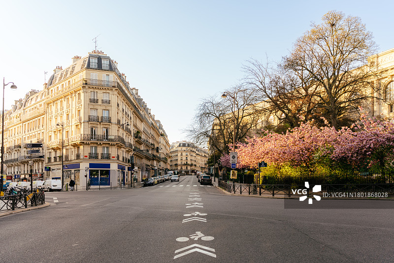 法国巴黎：清晨的寂静小路图片素材