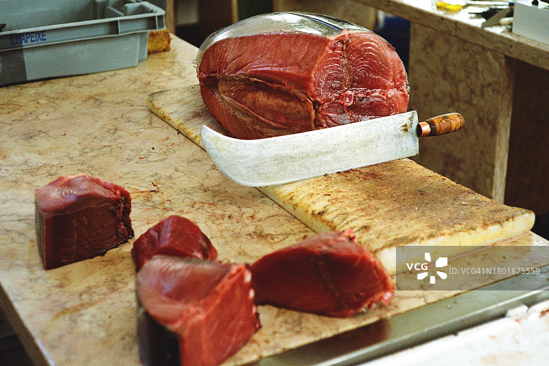 丰沙尔鱼市场上的金枪鱼块图片素材