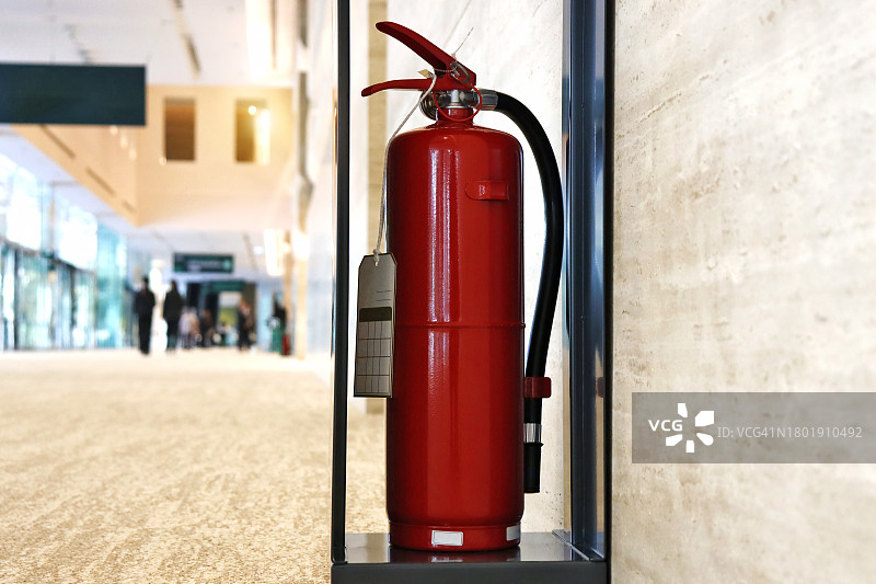 地板上的灭火器，应急设备图片素材