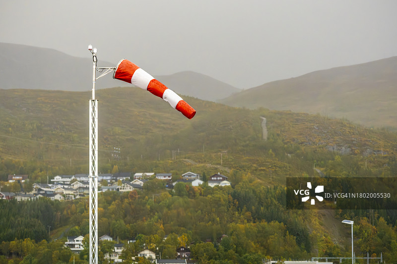 挪威特罗姆瑟秋季的红白条纹风向标图片素材