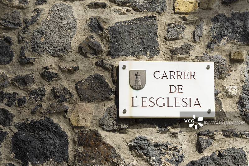 加泰罗尼亚小村庄的教堂街标志图片素材