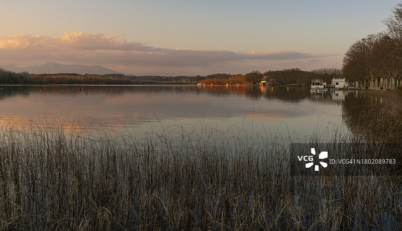 西班牙赫罗纳巴尼奥莱斯日落湖景图片素材