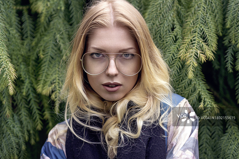 时尚的年轻金发都市女性图片素材